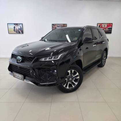 TOYOTA HILUX SW4 2.8 D-4D TURBO DIESEL DIAMOND 7L 4X4 AUTOMÁTICO